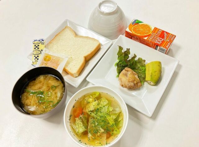 «愛情と栄養をそそぐ»2023.1

@relaxsyokudo_hiroshima
⁡
⁡写真の朝食メニューは、
じゃがいもの味噌汁orレタスのコンソメスープ
(どちらかお選びくださいね♪)
チキンソテー&バナナ
ごはんorパン
ドリンク

毎朝選べる具だくさんのスープをご用意しております。
朝ごはんをしっかり食べて1日頑張っていきましょう！
⁡
#relax#hiroshima#breakfast#家庭料理#料理#栄養士#管理栄養士#朝ごはん#朝食#食堂#おうちごはん#毎日ごはん#おかず#ごはん#学生マンション#リラックス食堂広島#広島#stayhome#パン#味噌汁#卵#魚#主菜#副菜#スープ#野菜#冬