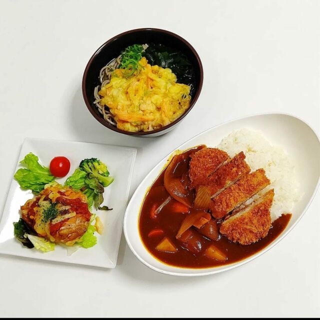 «ワクワクをCREATEする»2023.3

@relaxsyokudo_hiroshima

 
こんにちは！
この日の夕食は学生さんからリクエストのあったメニューをご用意しました。

A定食…鶏肉のピザ風焼き

B定食…カツカレー🍛⭐️リクエストメニュー⭐️

C定食…かき揚げ蕎麦🍜
(1つお選びください♪)
⁡
蓮根の金平
シーザーサラダ🥗
(1つお選びください♪)
⁡

#relax#hiroshima#dinner#menu#meals#料理#家庭料理#栄養士#管理栄養士#晩ごはん#夕食#食堂#おうちごはん#毎日ごはん#おかず#ごはん#学生マンション#日々のごはん#リラックス食堂#リラックス食堂広島#広島#stayhome#洋食#和食#主菜#副菜#定食#春#2023年#カレー