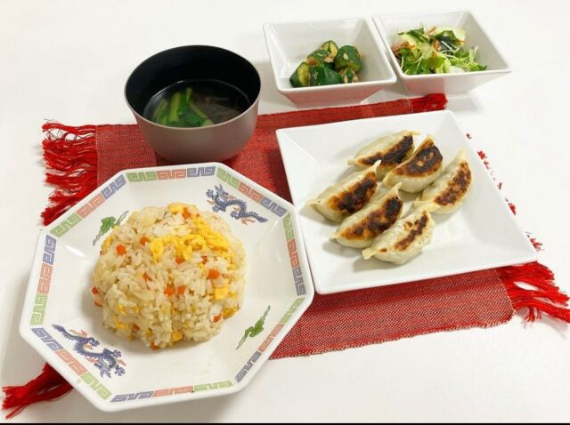 «ヒトテマに拘る»2023.3

@relaxsyokudo_hiroshima

おはようございます☀️
この日のA定食は中華定食でした👲
手作り餃子にチャーハンです！🥟

C定食
鶏天そば

きゅうりとツナの甘酢和え
海藻サラダ
どちらかお選びください♪

#hiroshima#dinner#menu#meals#料理#家庭料理#栄養士#管理栄養士#晩ごはん#夕食#夕飯#食堂#おうちごはん#おかず#ごはん#学生マンション#リラックス食堂#リラックス食堂広島#広島#stayhome#洋食#和食#主菜#副菜#定食#春#卒業#中華#手作り餃子