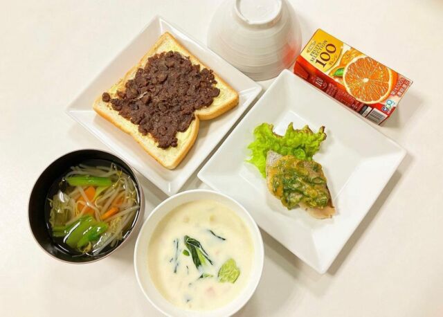 «愛情と栄養をそそぐ»2023.5

@relaxsyokudo_hiroshima
⁡
⁡
おはようございます！
こちらの朝食は
⁡
もやしのすまし汁orじゃがいものミルクスープ
(どちらかお選びくださいね♪)
鱈のねぎ味噌焼き
ごはんor小倉トースト
ドリンク
⁡
です！
たまに手作りのトーストをご用意しております😊🌸
⁡
#relax#hiroshima#breakfast#家庭料理#料理#栄養士#管理栄養士#朝#朝ごはん#朝食#食堂#おうちごはん#毎日ごはん#おかず#ごはん#学生マンション#リラックス食堂広島#広島#stayhome#パン#味噌汁#卵#魚#主菜#副菜#スープ#野菜#春
