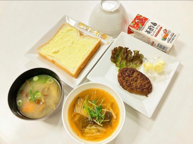 «愛情と栄養をそそぐ»2023.5

@relaxsyokudo_hiroshima
⁡
おはようございます！
こちらの朝食は

なめこと豆腐の味噌汁or白菜のキムチスープ
(どちらかお選びくださいね♪)
ハンバーグ&チーズ
ごはんorハニーチーズトースト
ドリンク
⁡
です！
朝ごはんのパンは、たまに甘いトーストなどご用意する事があります🌸
⁡
#relax#hiroshima#breakfast#家庭料理#料理#栄養士#管理栄養士#朝#朝ごはん#朝食#食堂#おうちごはん#毎日ごはん#おかず#ごはん#学生マンション#リラックス食堂広島#広島#stayhome#パン#味噌汁#卵#魚#主菜#副菜#スープ#野菜#春