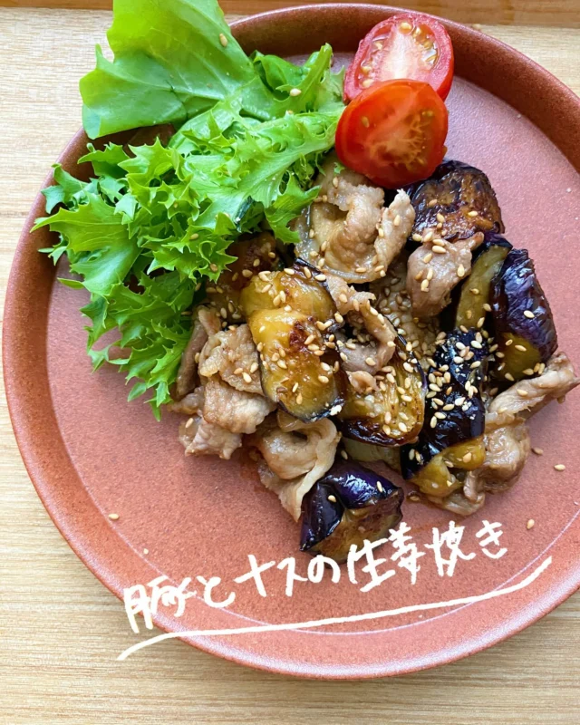 ⁡
お盆もあけて、天気や気温の変化に
胃も疲れてきましたね！
本日は生姜焼きのナスバージョンを
お届けします。
茄子はポリ袋塩水に5分浸すだけで、
油の吸いすぎを防いでくれますよ。
⁡
⁡
▪︎ナスと豚肉の生姜焼き2人分
材料
豚肉ロース薄切り　　　　300g
ナス　　　　　　　2本
ごま　　　　　　ひとつまみ
酒　　　　　　　大さじ1
⁡
タレ
生姜チューブ　　　小さじ1
砂糖　　　　　　　小さじ2
醤油　　　　　　　大さじ2
みりん　　　　　　大さじ2
⁡
⁡
▪︎本日の献立
ナスと豚肉の生姜焼き
冷奴
ごはん
大根とわかめとお揚げのお味噌汁
⁡
⁡
1.ポリ袋に500CCの水と小さじ1の塩を溶かした塩水を作り、切ったナスを入れて5分おきます。
2.フライパンに多めの油をひき、引き上げたナスの水気をとって、皮目から焼きます。
3.ひっくり返し、横で肉を片面焼きます。
4.豚肉の色が変わったら酒を入れ、両面焼きます。
5.タレを回し入れ、2.3分煮絡めて完成。
⁡
⁡
⁡
⁡
仕上げに大葉や胡麻を散らして♪
玉ねぎを入れても美味しいです🙆‍♀️
⁡
⁡
⁡
作ってみたよ、感想や
質問疑問点はコメントにくださいね📝！
⁡
⁡
⁡
⁡
#ご飯と味噌汁#自炊スタグラム#ていねいに暮らす#茄子#豚肉#ナス